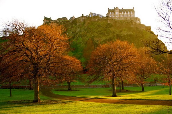 Лучшие места для путешествия по Шотландии осенью - Эдинбург и Эдинбургский замок