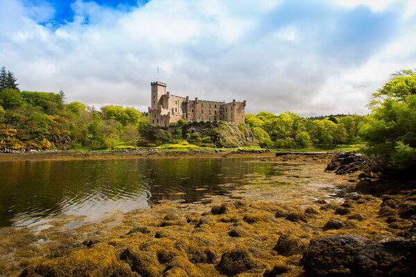 Лучшие места для путешествия по Шотландии осенью - Замок Данвеган на острове Скай