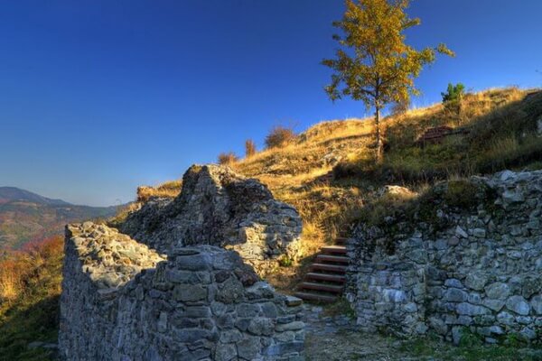 Лучшие маршруты Болгарии для походов - Лесная тропа к Смолянской крепости