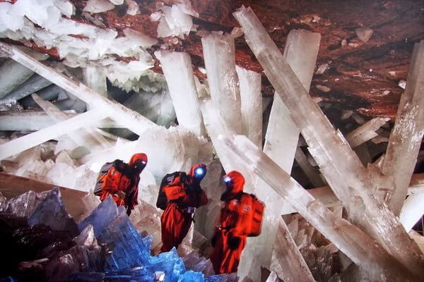 Почему в пещере Найка в Мексике растут гигантские кристаллы