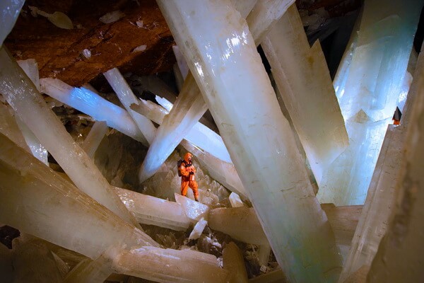 Фото гигантских растущих кристаллов пещеры Найка в Мексике
