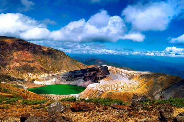 Разноцветные озёра с фото и описанием - Кратерное озеро Окама в Японии
