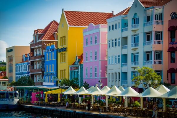 Города с цветными домами с фото и описанием - Виллемстад в Кюрасао