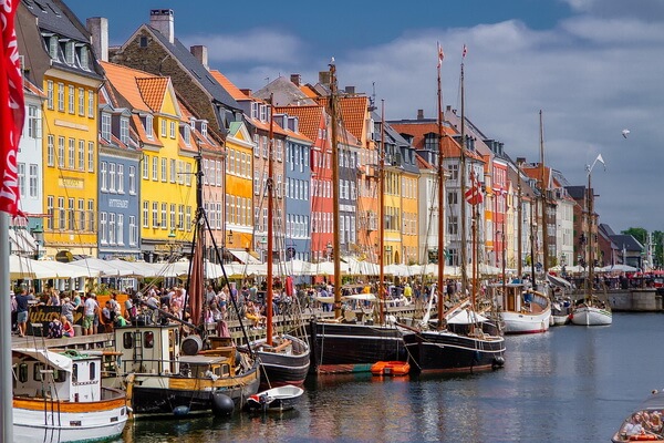 Цветные дома в городах мира с фото и описанием - Нюхавн в Копенгагене
