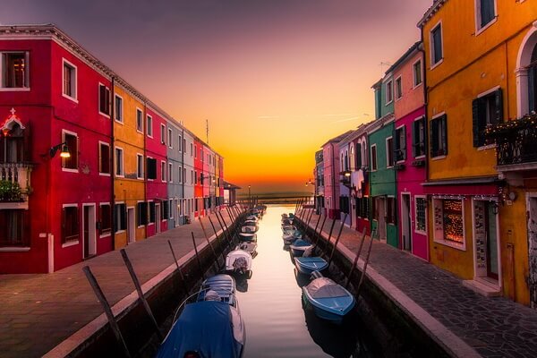 Цветные дома в городах мира с фото и описанием - Бурано в Венеции