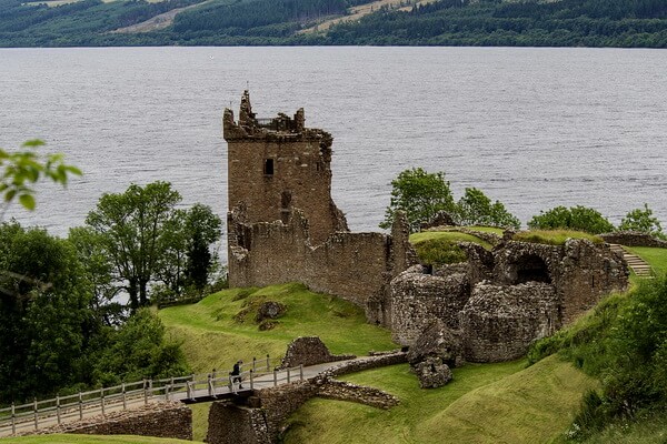 Интересные места в Шотландии с фото и описанием - Озеро Лох-Несс и замок Аркарт