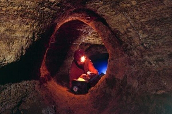 Исследование пещеры Мовиле в Румынии