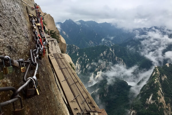 Невероятные места мира с фото - Дорога в рай на горе Хуашань в Китае