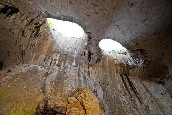 Пещера Проходна или Глаза Бога в Болгарии