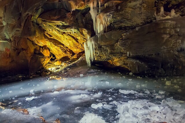 Ледяная пещера Трёхглазка в Крыму на Ай-Петри