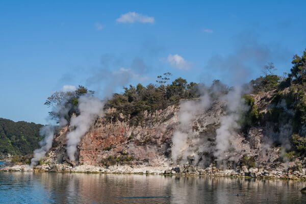 Воды озера Ротомахана скрывают остатки Розовых и Белых террас Новой Зеландии