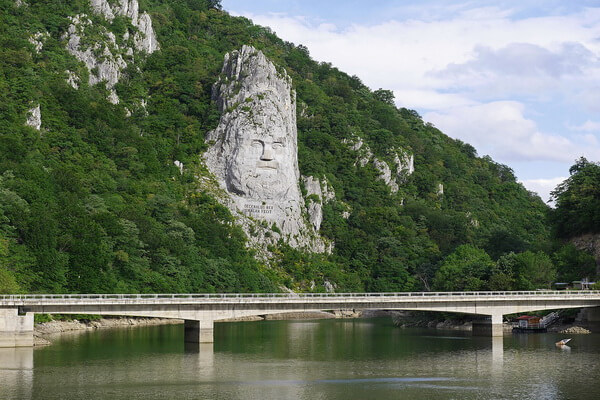 Природа Румынии с фото - Железные Ворота Дуная («Дунайские котлы») и скала Децебала