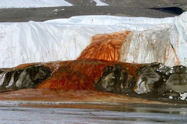 Природные феномены - Кровавый водопад в Антарктиде