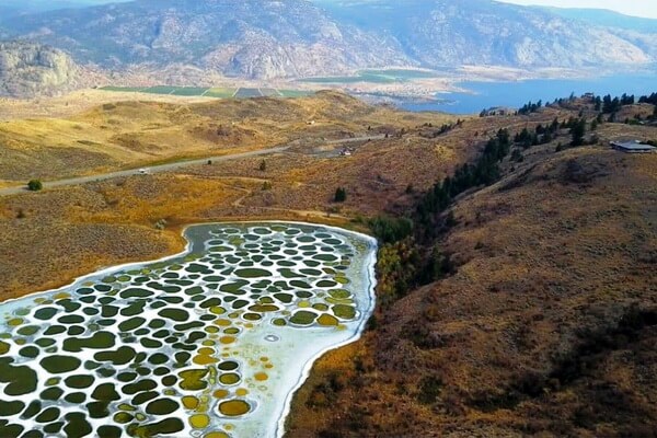Природные феномены - Пятнистое озеро Клилук в Канаде