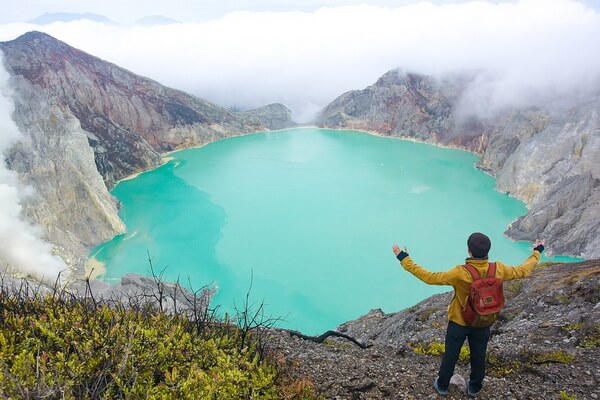 Природные феномены - Вулкан с голубой лавой в Индонезии