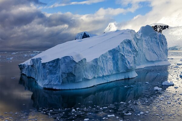 Айсберги в Северном Ледовитом океане