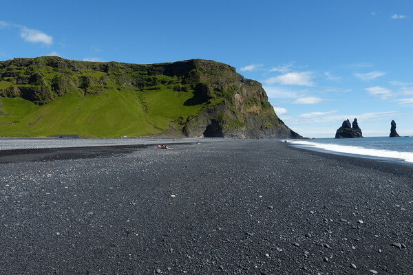 Вик - пляж с чёрным песком в Исландии