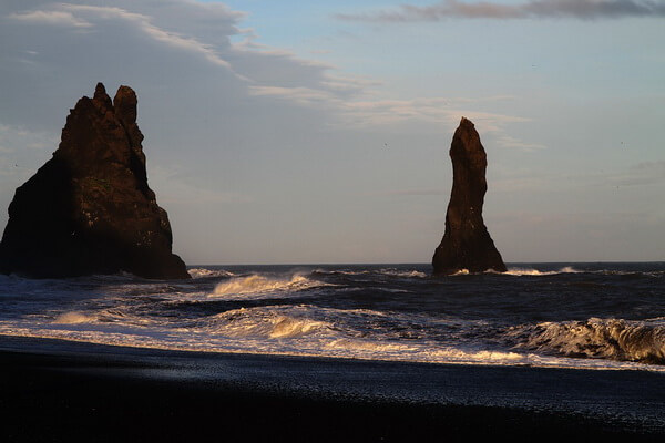 Каменные тролли чёрного пляжа Вик в Исландии
