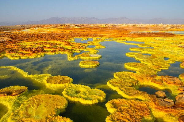 Соляное озеро у вулкана Даллол в Эфиопии